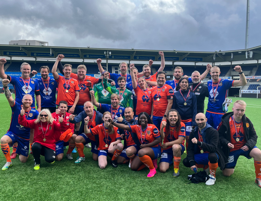 Bilde av en stor gruppe mennesker i fotballdrakter som markerte Verdensdagen for psykisk helse med Aalesund Fotballklubb