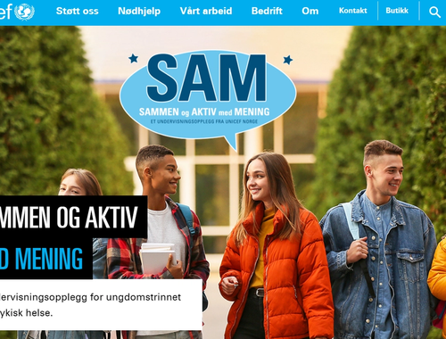 Et skjermbilde fra hjememsiden til undervisningsopplegget "SAM" fra Unicef. Bildet viser ungdommer som smiler og går sammen utendørs på en høstdag. På bildet står det "SAM - Sammen og Aktiv Med Mening".