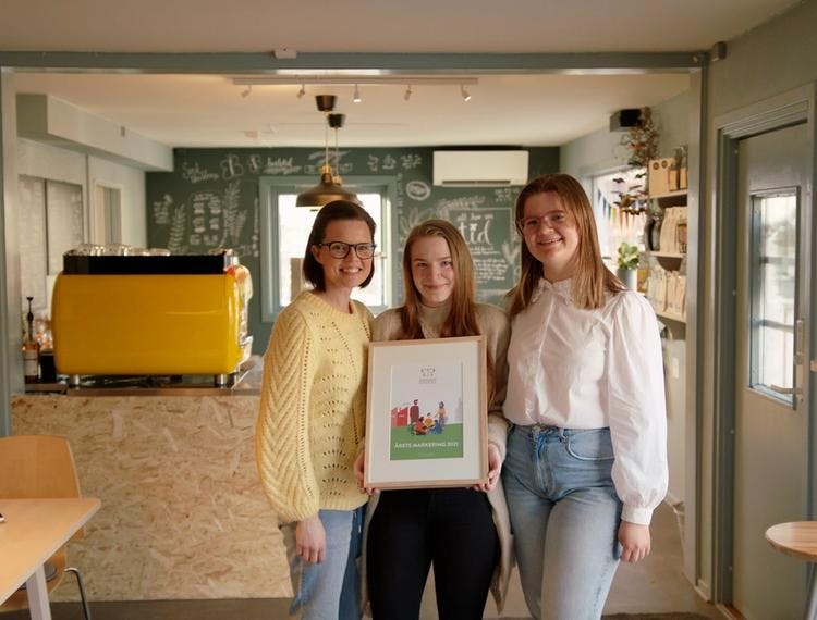 Bilde av tre smilende damer fra Tid kafé i Gausdal.