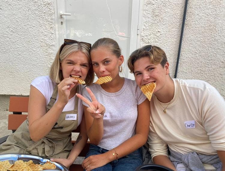 Bilde av tre elever som spiser vaffel på en norsk videregående skole i Spania. 