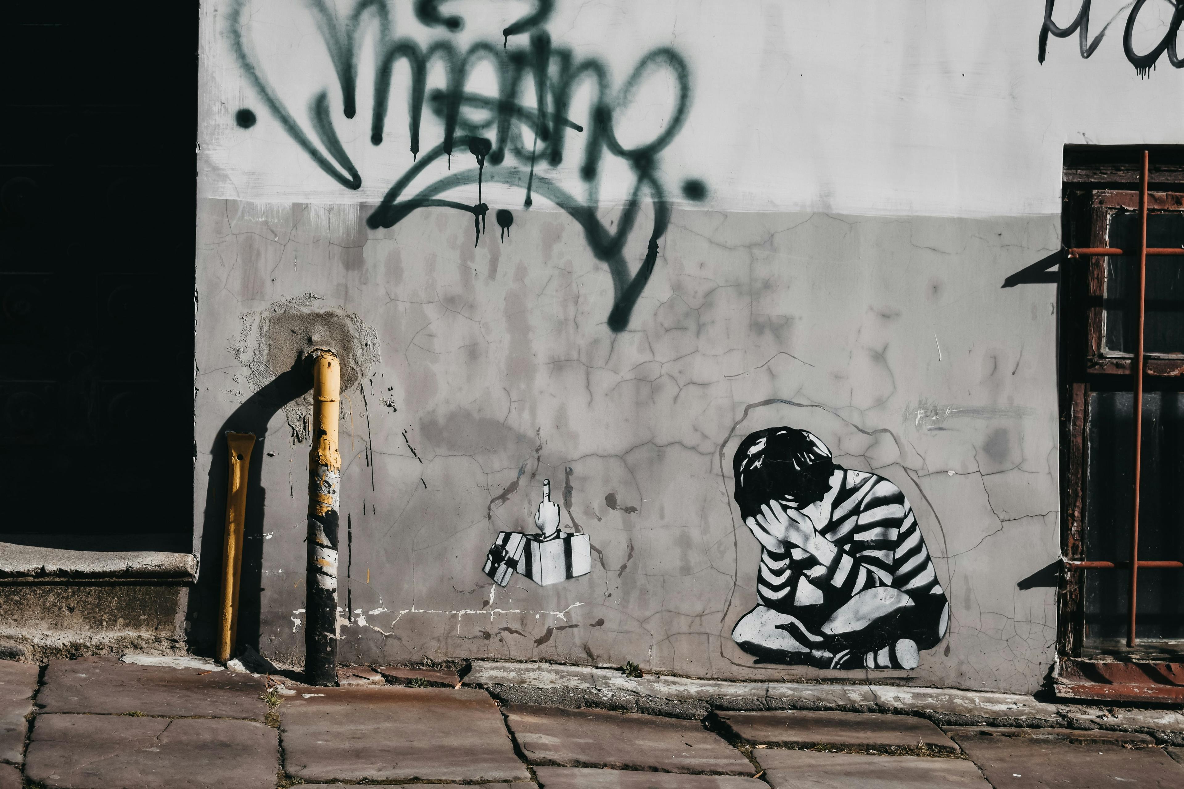 Bilde av street art med en gutt som gråter